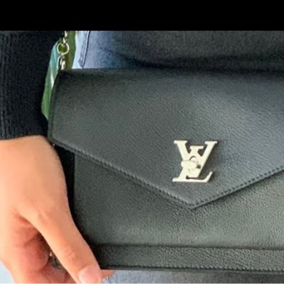 Elegant Black Shoulder Bag - Picture 2 of 4